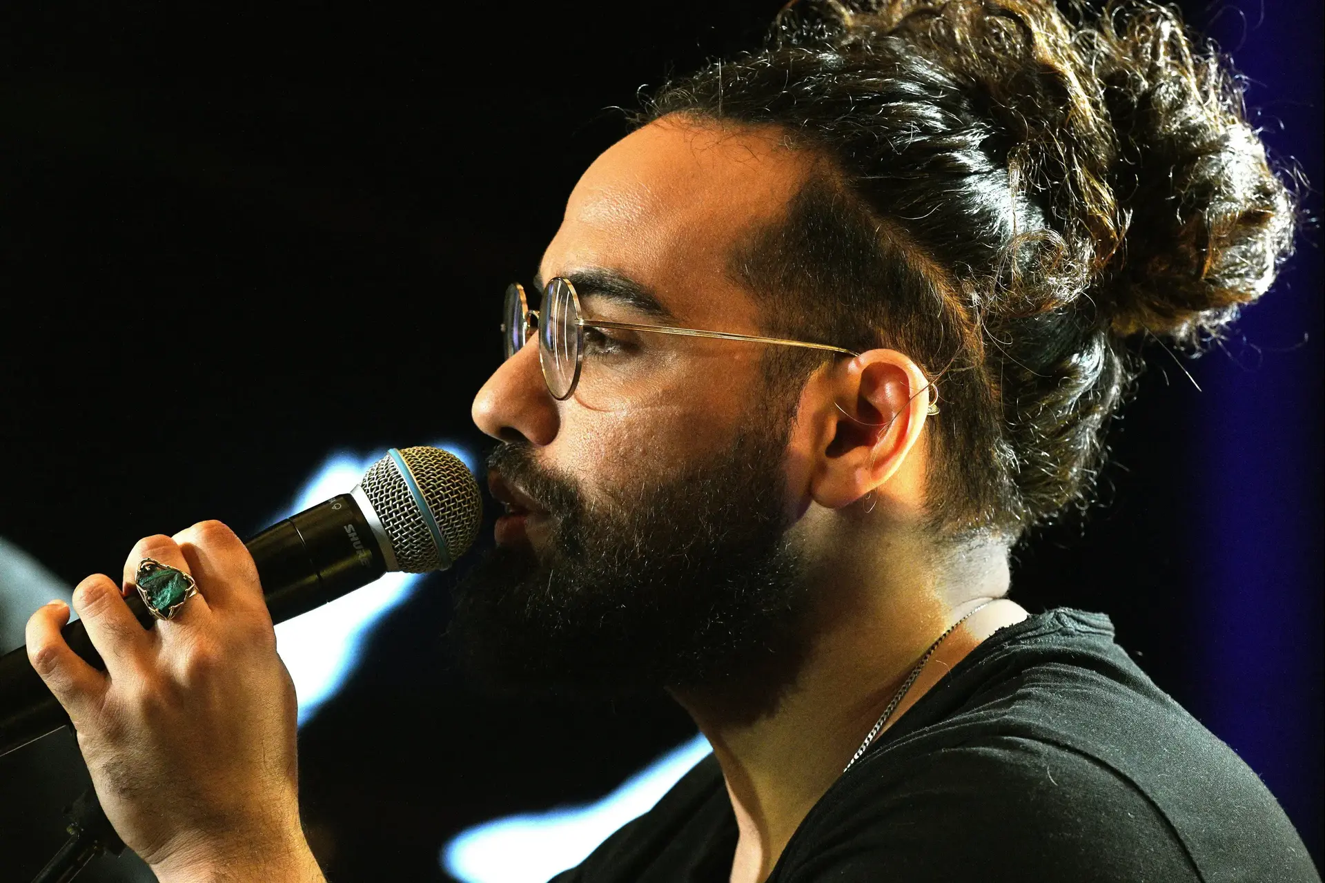 "האלבום נכתב מתוך הסדקים, ומשם האור רוצה להיכנס"