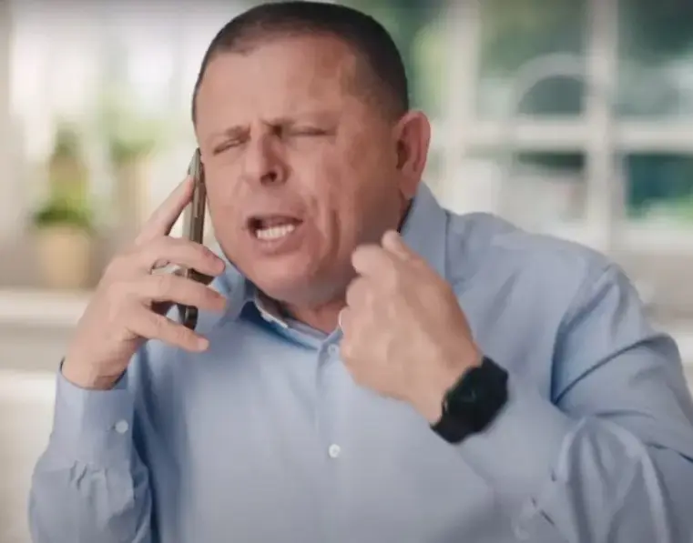 איתן כבל היה פעם שר. היום הוא מוצר של קשת ושופרסל, פרודיה על עצמו