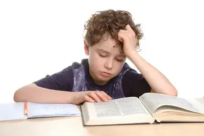 הילד לא לומד? שיילך לשחק כדורגל
