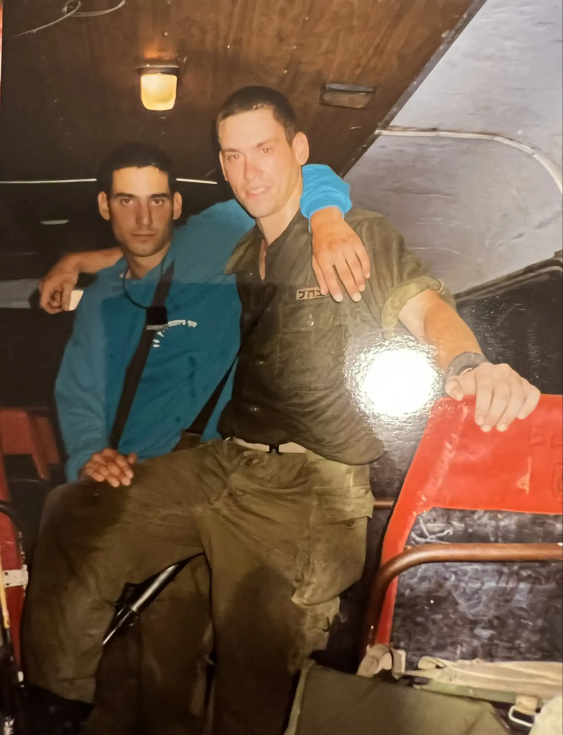 יפתח נהרג כשבכיסו שיר שכתב. אחרי שנה נהרג חברו הטוב עם אותו שיר בכיס