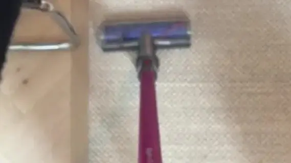 המומחים קובעים: כולנו שואבים אבק בצורה שגויה - וזו השיטה הנכונה