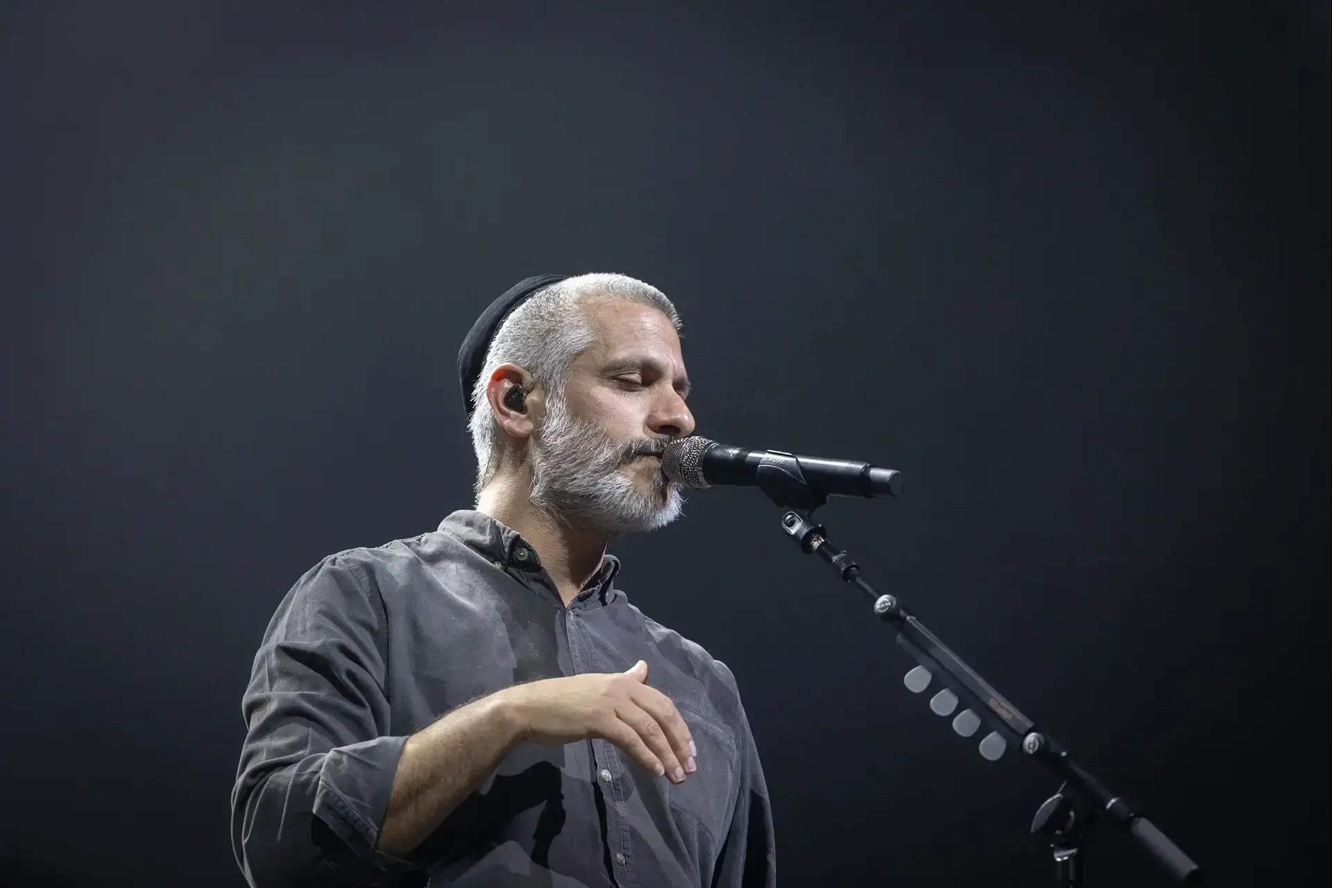 מרחק של נס מכאן: אביתר בנאי חזר לאלבום הראשון, וזה אפילו יותר יפה משזכרנו