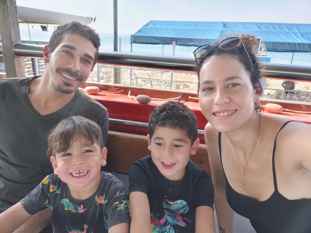 האם נולדה עם 6 אצבעות, וכשילדה את שני בניה חיכתה לה הפתעה
