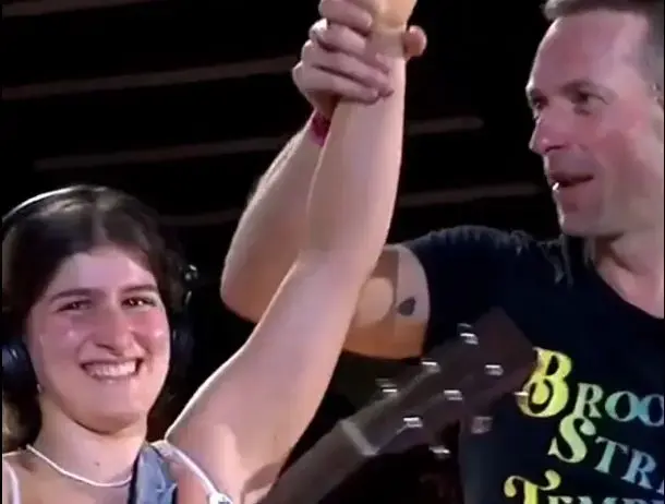 צפו: נערה ישראלית עלתה לנגן עם קולדפליי בהופעה בבריסל