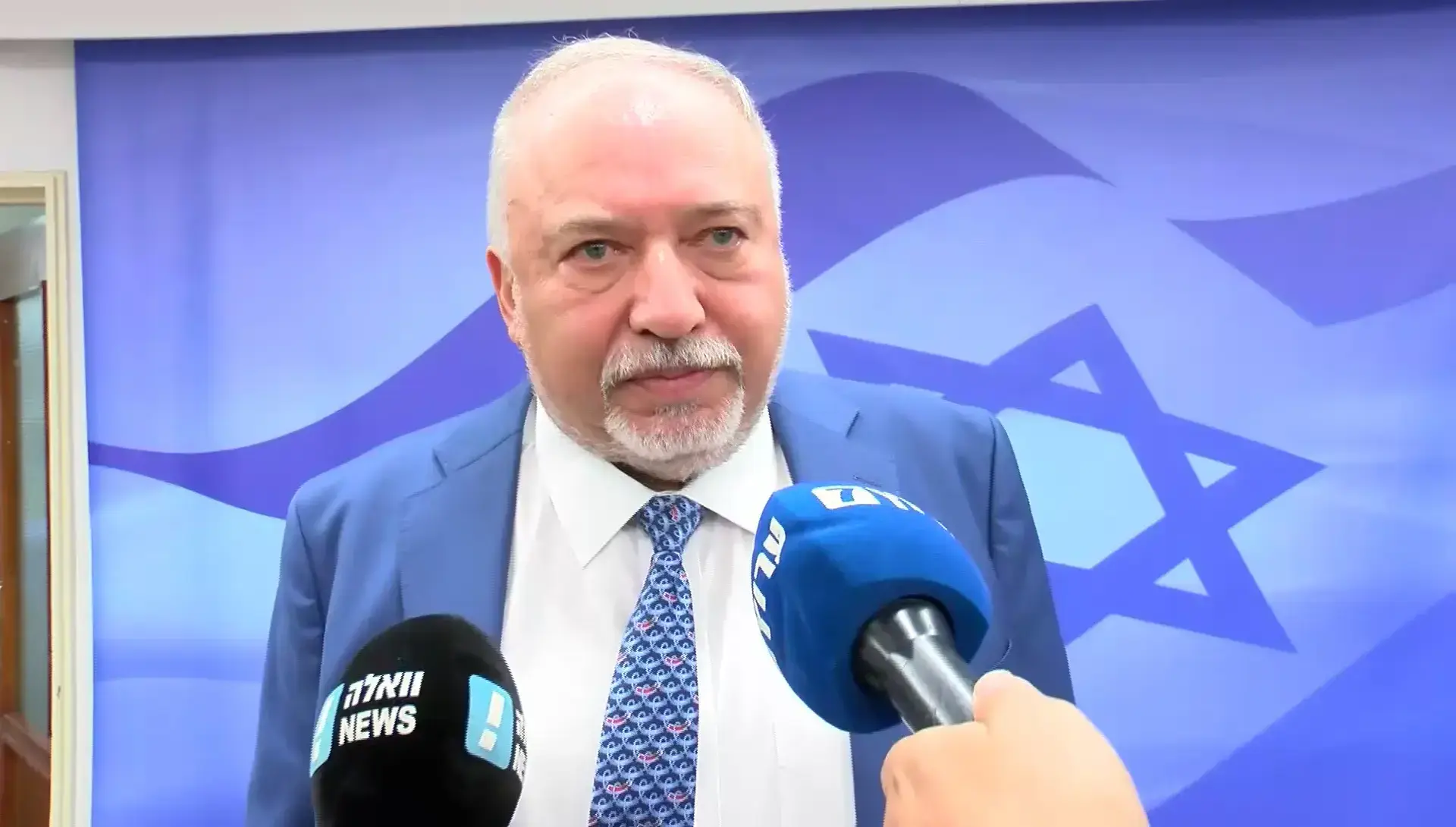 יוצר הסרט על ארתור פינקלשטיין פתר את התעלומה סביבו אך עשה לו הנחה