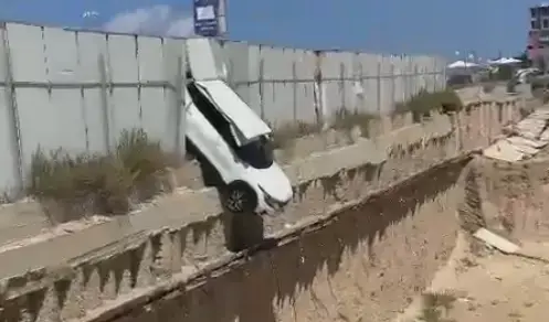 רכב נפל מגובה לחצר בית בטבריה - גבר חולץ במצב בינוני