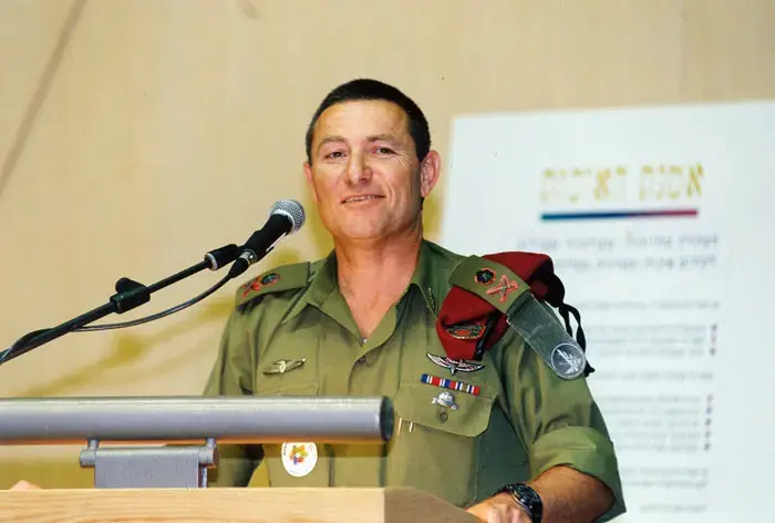 כך חמק האלוף  אלמוג ממעצר בבריטניה