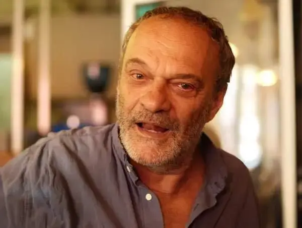 השחקן אשר צרפתי, מחלוצי תיאטרון הפרינג', הלך לעולמו בגיל 78