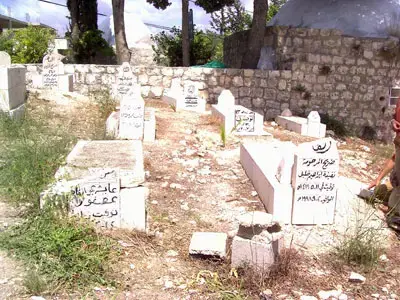"השחתת הקברים - מזכירה אנטישמיות