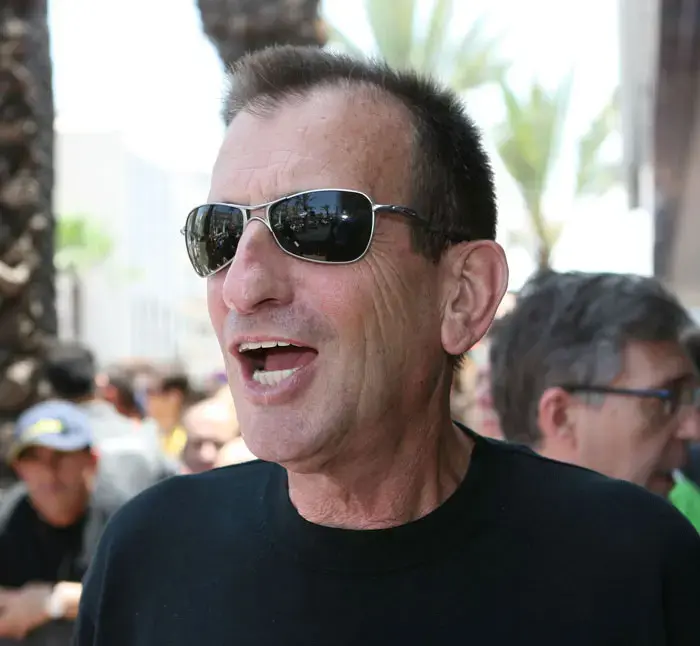 המאבק על אוסישקין: צלבי קרס נגד חולדאי
