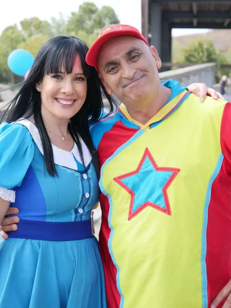 יובל המבולבל ואסתר קסטרו שרים לזכר דנאי ששם קץ לחייו
