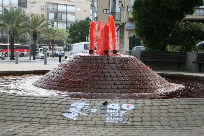 במחאה על הכיבוש: המזרקות נצבעו אדום