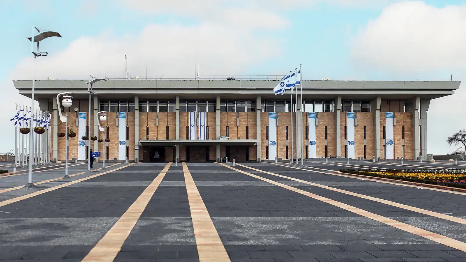 המדינה בוערת, נאבקת על קיומה, אבל 120 חסרי בושה יוצאים לפגרה