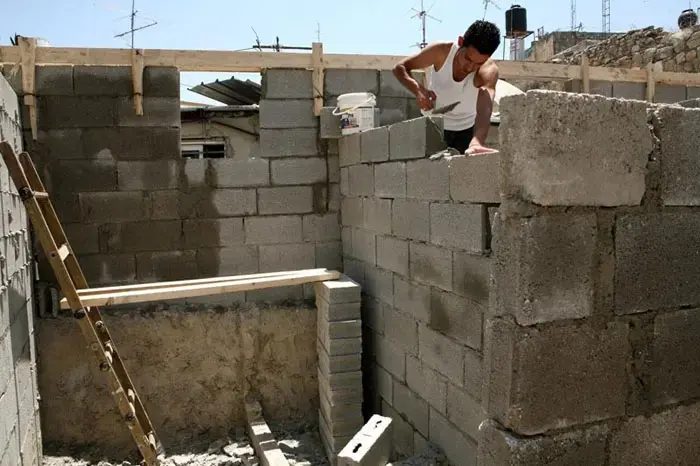 הוועד נגד הריסת בתים מתחיל לבנות