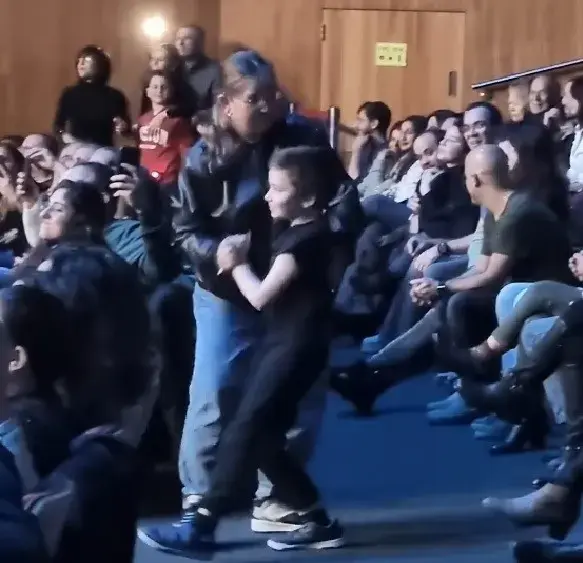 מלך העולם: הסרטון מההופעה של שלמה ארצי והילד שגנב את ההצגה