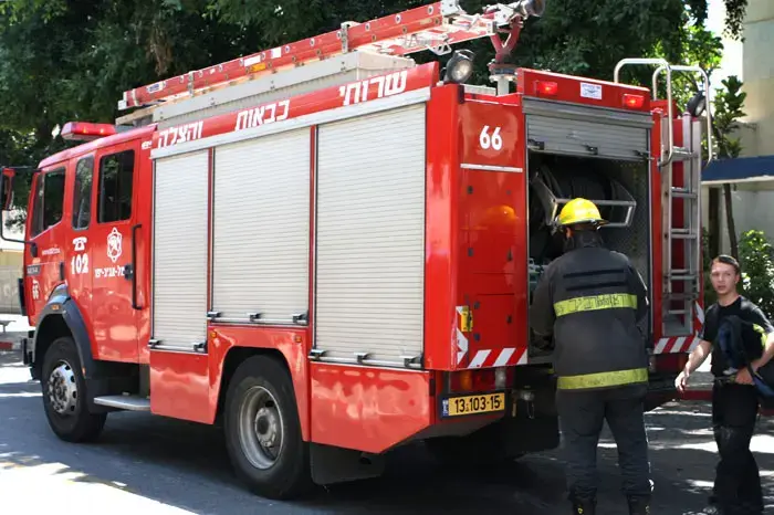 5 בני אדם נפגעו משאיפת עשן בפתח תקווה