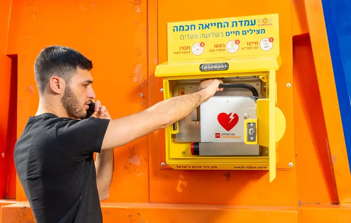 הסיבה המפתיעה שאנשים לא משתמשים בדפיברילטור בחירום