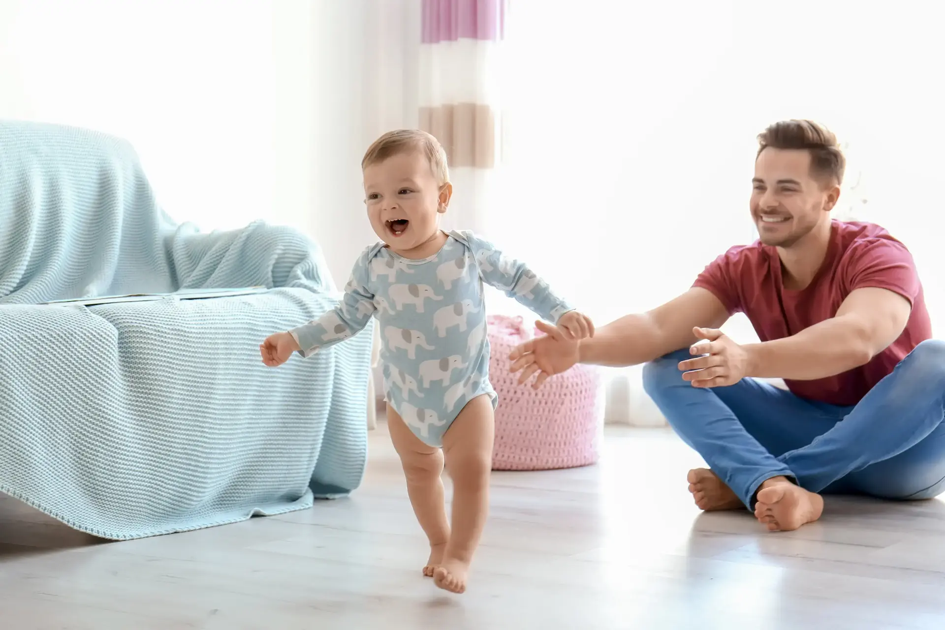 צעדים ראשונים לעצמאות: באיזה גיל תינוקות מתחילים ללכת ומתי קונים נעליים?