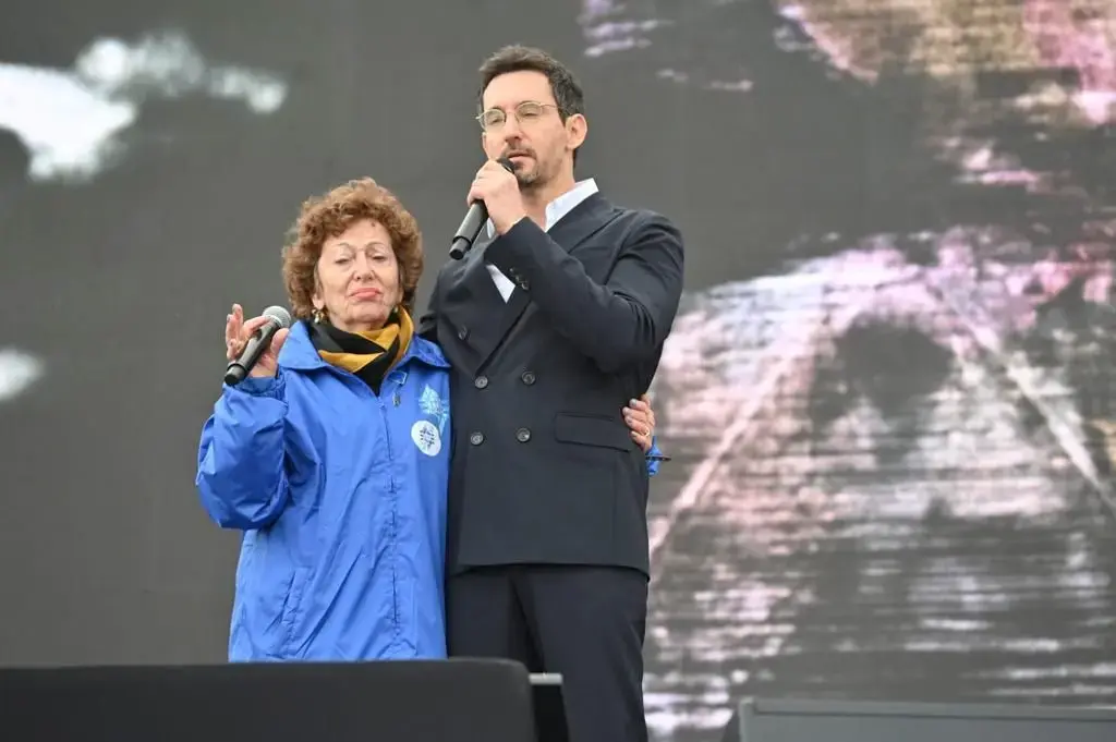 בחיבוק, ביידיש ובעברית: הביצוע המרגש של עברי לידר וניצולת השואה ב"מצעד החיים"