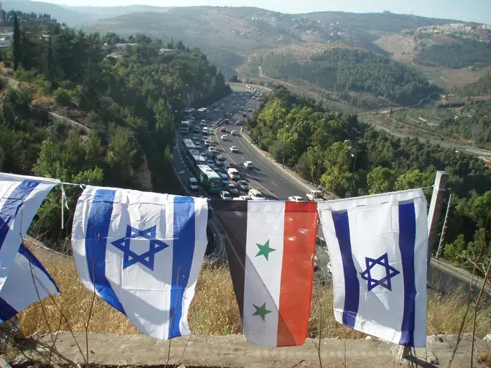 למה יש דגלים של סוריה בדרך לירושלים?