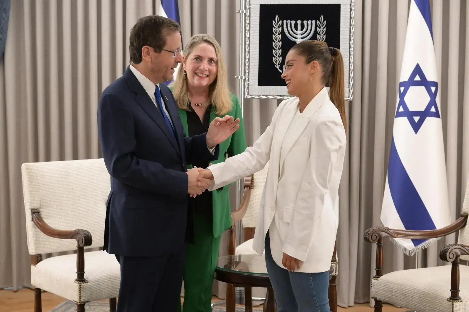 "אני מעריץ גדול, נועה. אפשר סלפי?": כשהנשיא פגש את נועה קירל