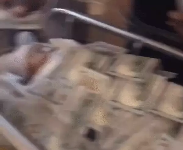 תמונה ויראלית של תינוק שרק נולד עטוף בשטרות כסף חורכת את הרשת