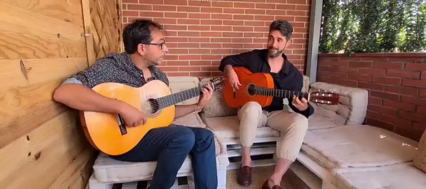 "תרצו שננגן משהו?", הם שאלו ואני הנהנתי. למשך שלוש דקות נותרתי פעור פה
