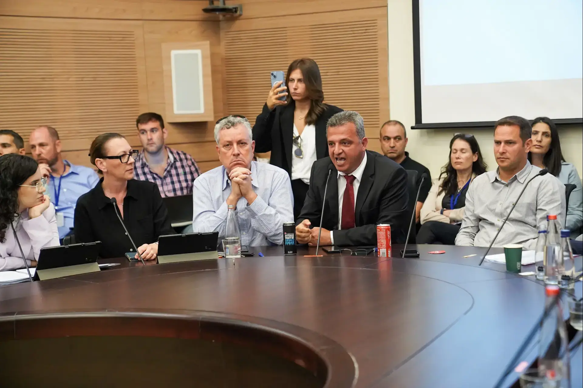 גיסו של מתאם נושא השבויים והנעדרים זומן לשימוע לאחר שתקף את משפחות החטופים
