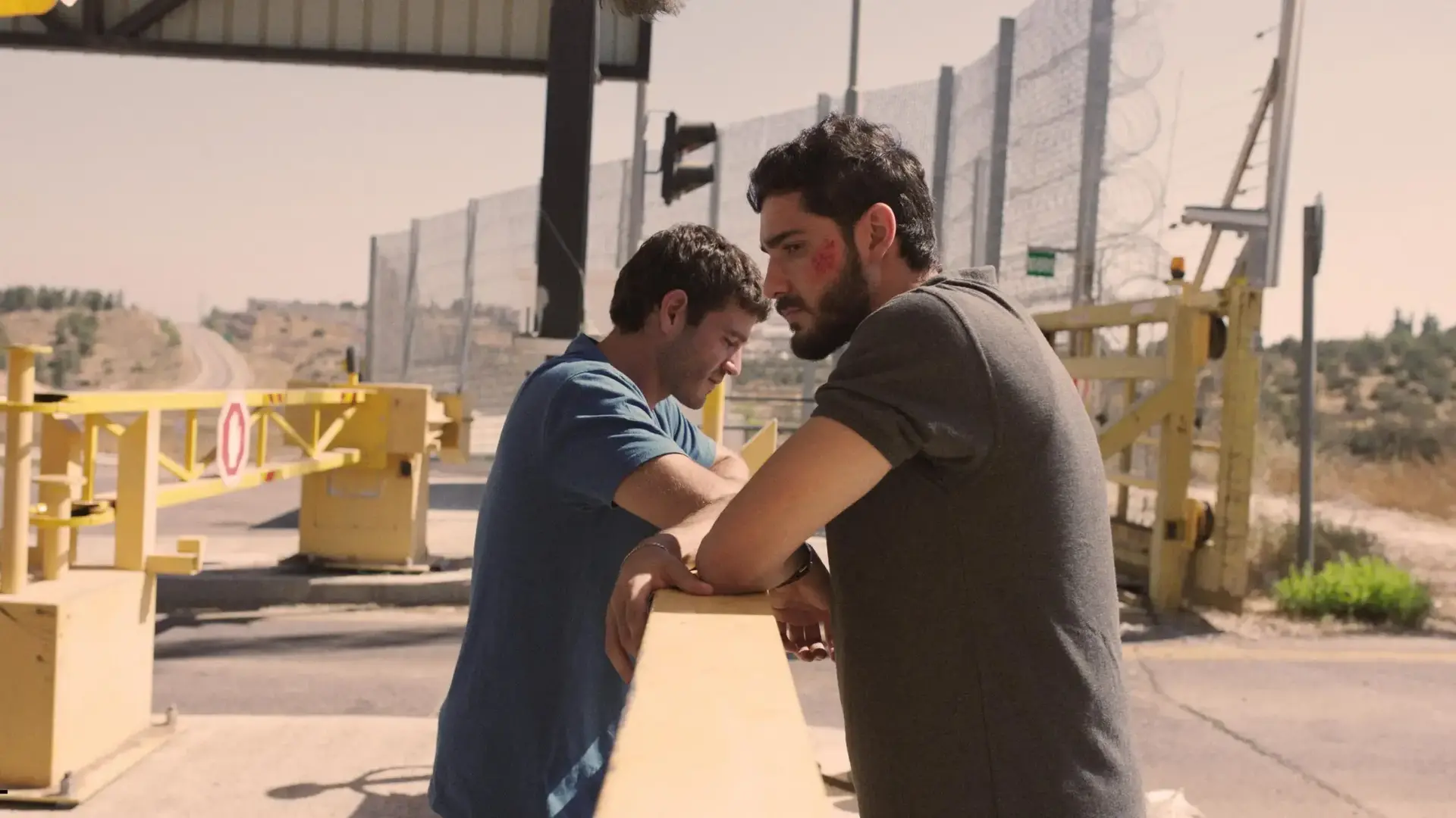 "שמיים אדומים" היא מותחן הגון ומושקע, אבל כל כך מייאש