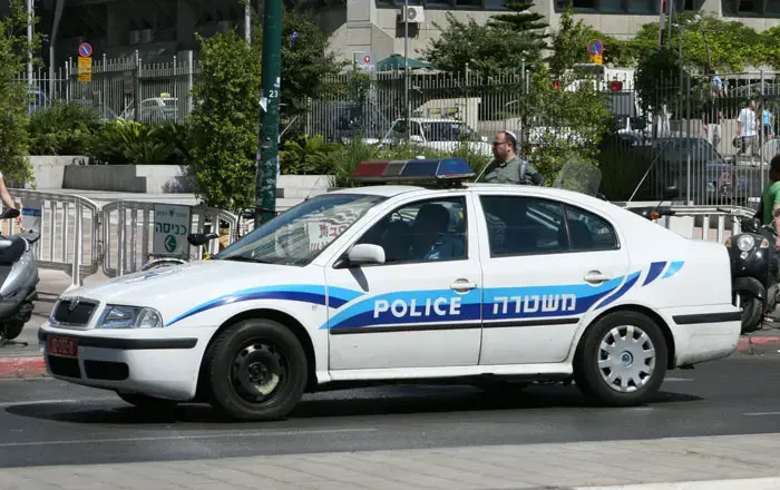 בלשים חיפשו סמים - החשוד נפל מקומה 4 ונפצע קשה