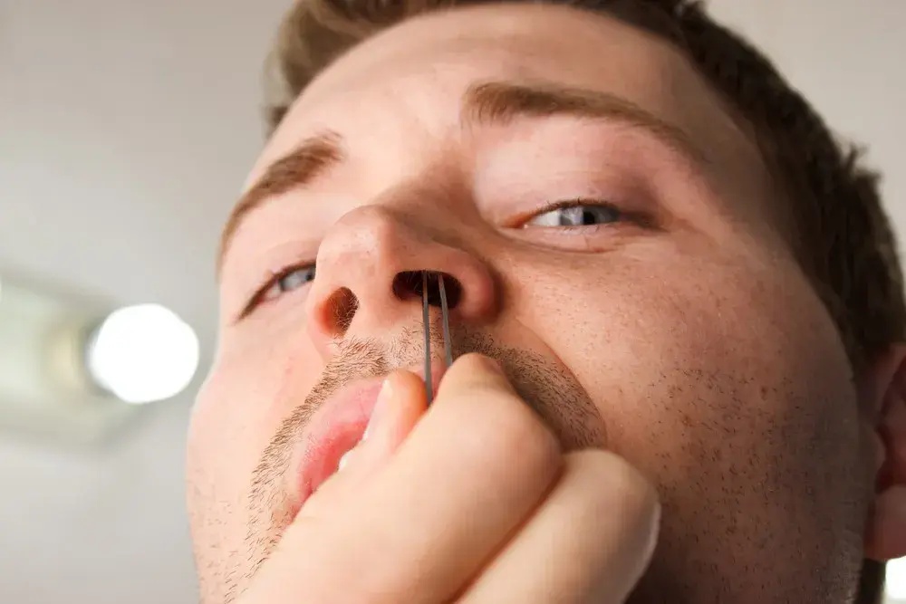 זו הסיבה שאסור לכם לגעת בשיערות האף שלכם