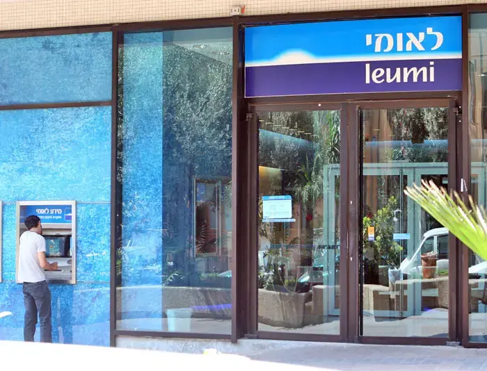 חשד: מנהל הבנק לשעבר מעל במיליונים