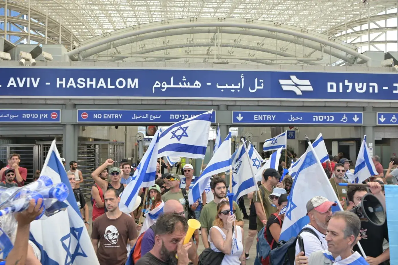 רכבת החקיקה דוהרת, אבל ביום השיבוש התקשורת נתקעה בתחנת השלום