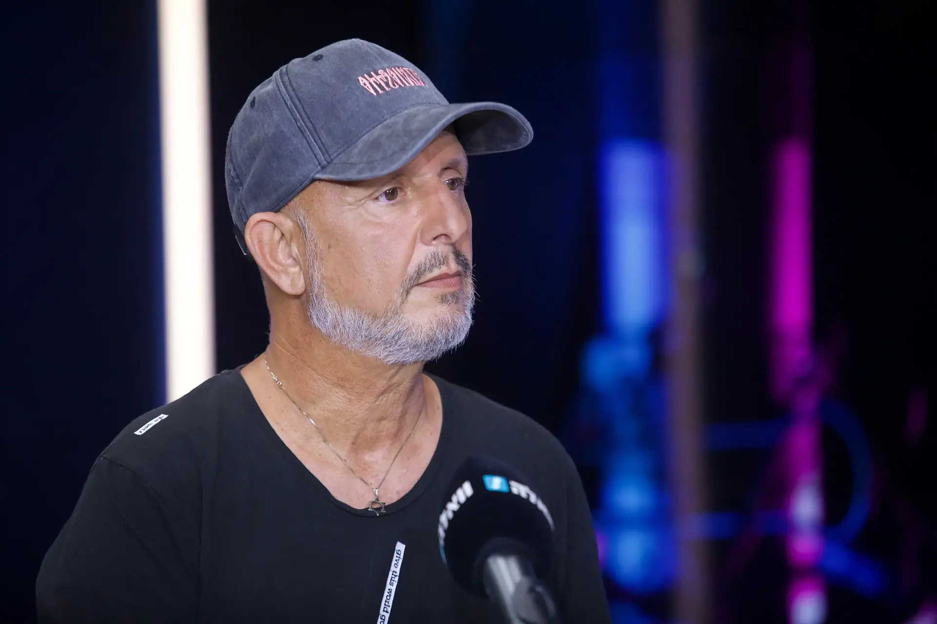 "שר שסידר עוד ג'וב לשכנה": האזינו לשיר המחאה החדש של יוני רועה
