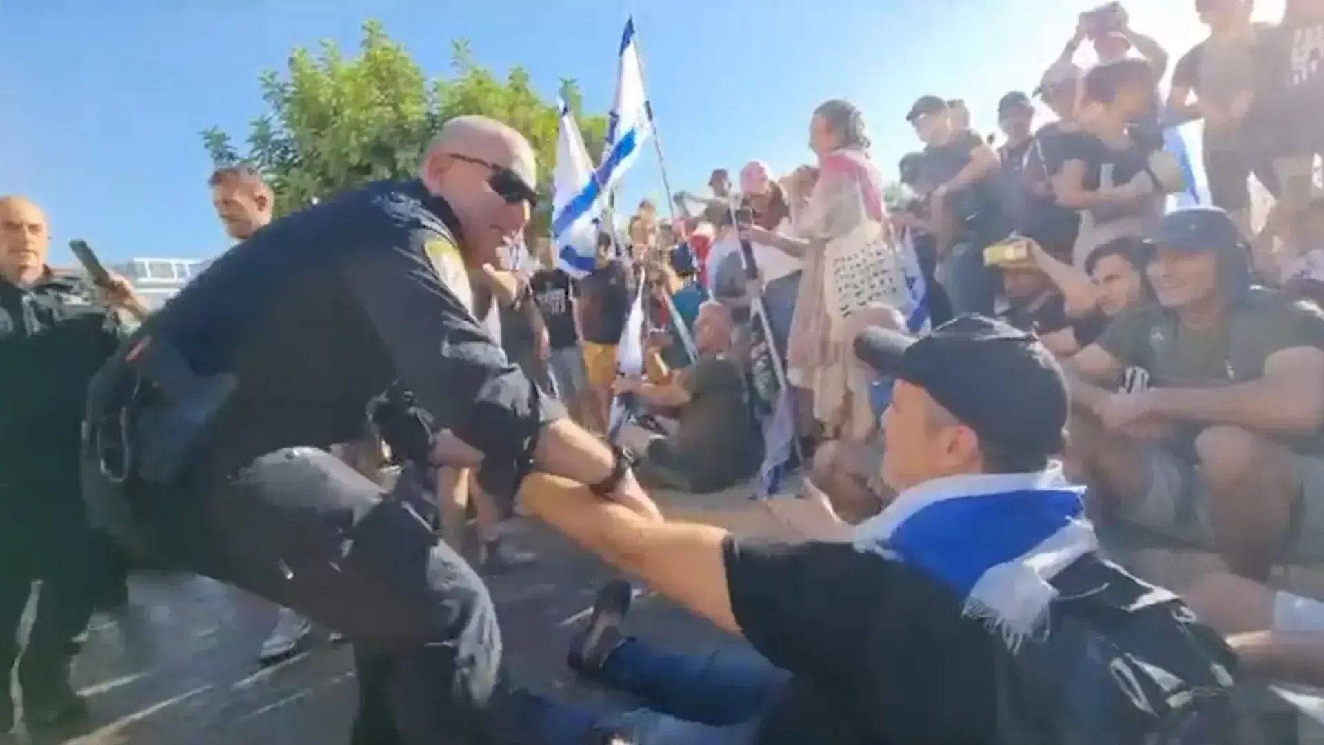 דפי המסרים של מפלגות האופוזיציה מלאי קלישאות על אחדות. פרט אחד בלט בהיעדרו