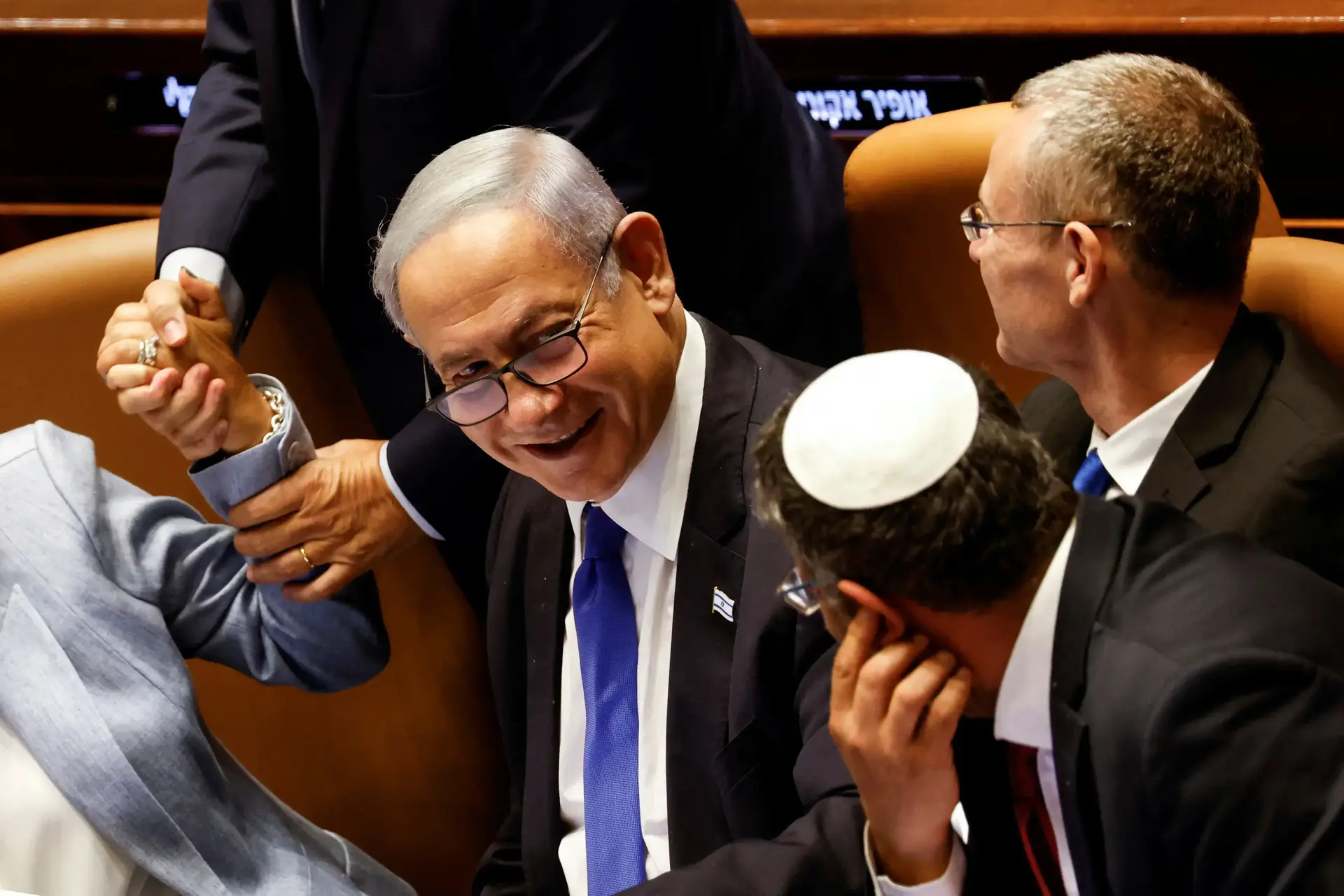 ארץ אחרת. אדמתי בוערת. לא אשתוק
