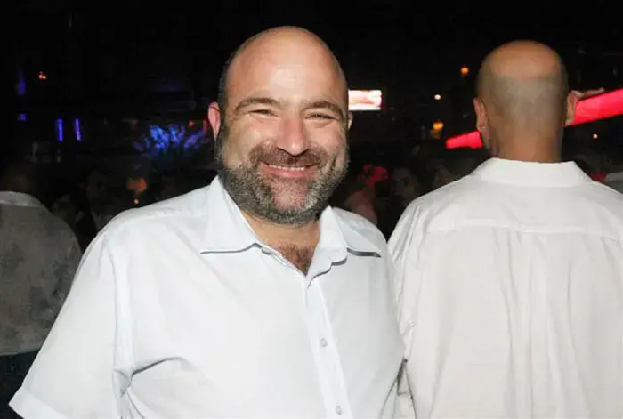 בולמוס דפי זהב: רוכשת את Weekend