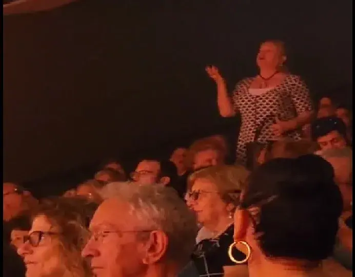 "הביביסטים לא פילוסופים?!": צעקות ומהומה בהצגה "המלך עומד למות" בקאמרי