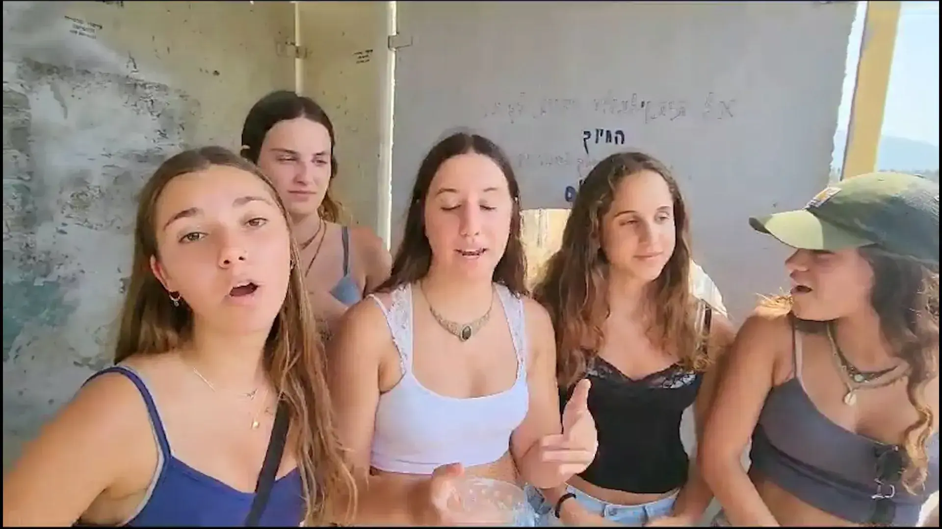 "דרך ארץ קדמה לתורה": נהג עזר לנערה שעלתה לאוטובוס מלא בתלמידים חרדים - שסירבו לפנות לה מקום