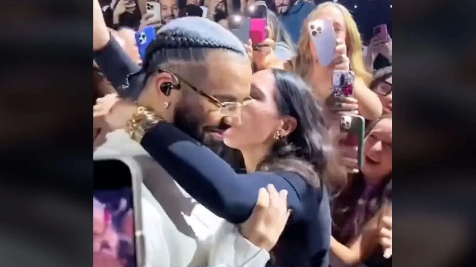 מעריצה ניסתה לחבק ולנשק את דרייק - הוא דחף אותה והסיר את ידיה. צפו