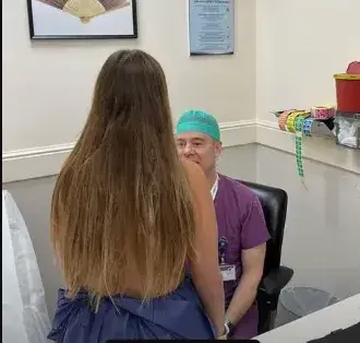 הקטנה ועיצוב חזה בגיל צעיר: מתי זה מוקדם מדי?