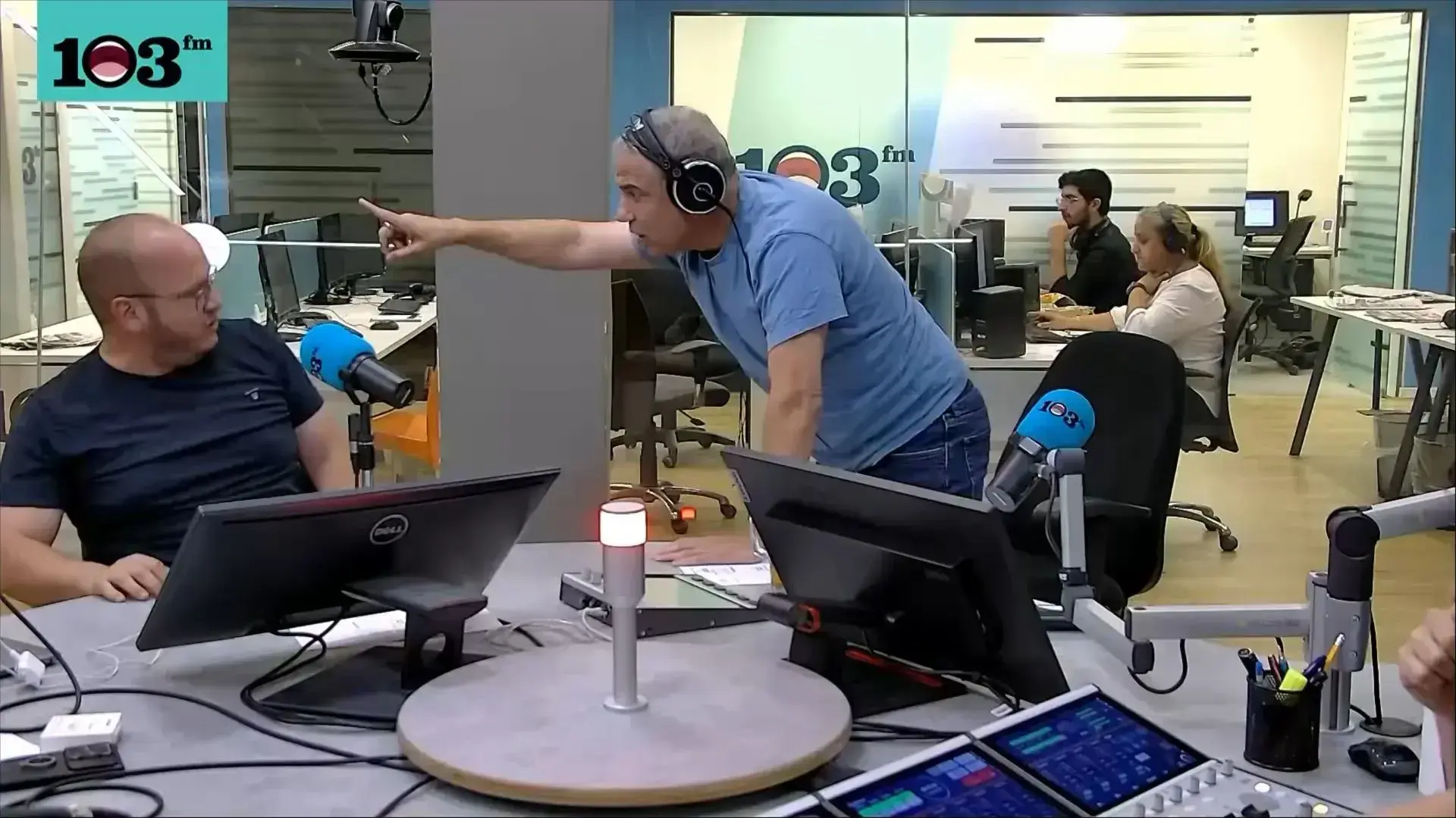 "עוף מפה"; "סתום ת'פה": עימות חריף בין ינון מגל וחיים לוינסון בשידור חי