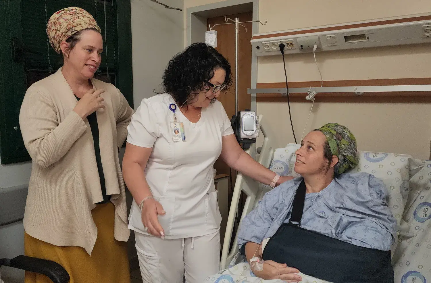אחרי שמחבל ירה בה, מיכל הדריכה את ילדיה לחבוש חיילים שנפצעו
