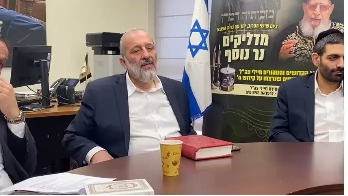 שעות לפני טקס מלגות לבחורי ישיבה: השופטת פסלה את פרסום שמו של אריה דרעי וקבעה - "תעמולה אסורה"