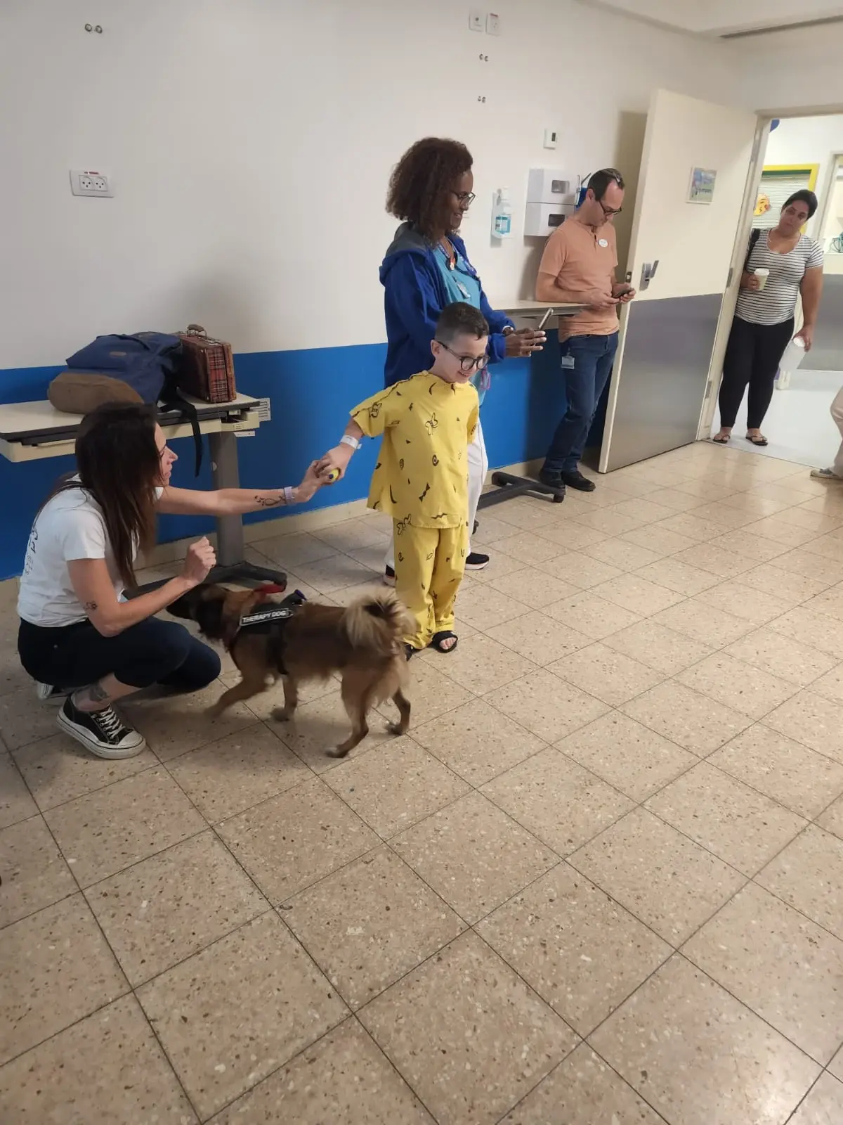הילדים פונו מביתם לבי"ח במרכז, שם פגשו את המתנדבים (הכי חמודים) על ארבע