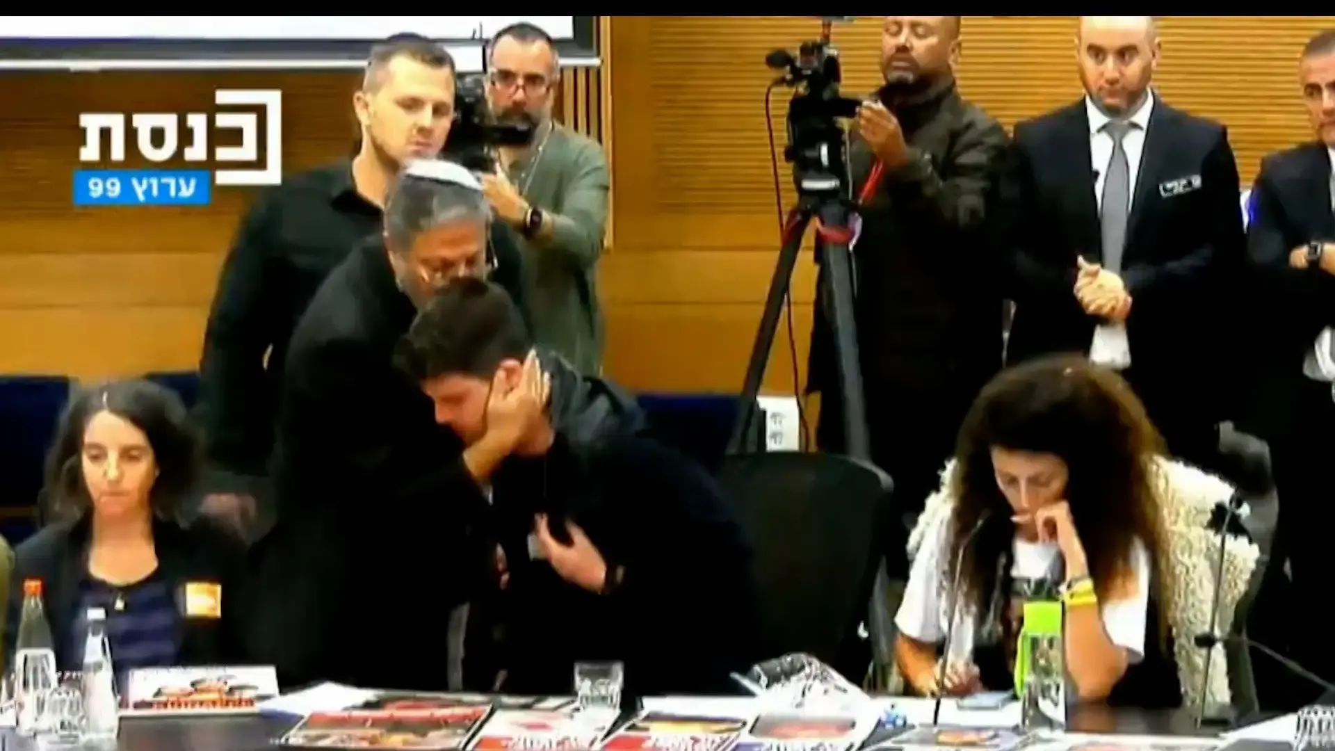בן גביר "חיבק" את משפחות החטופים. זה היה ניצול כוחני ומעורר בחילה