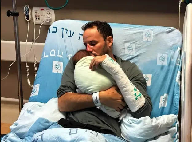 הרופא שנפצע בעזה מטיל, התאחד עם בנו התינוק בביה"ח בו הוא עובד