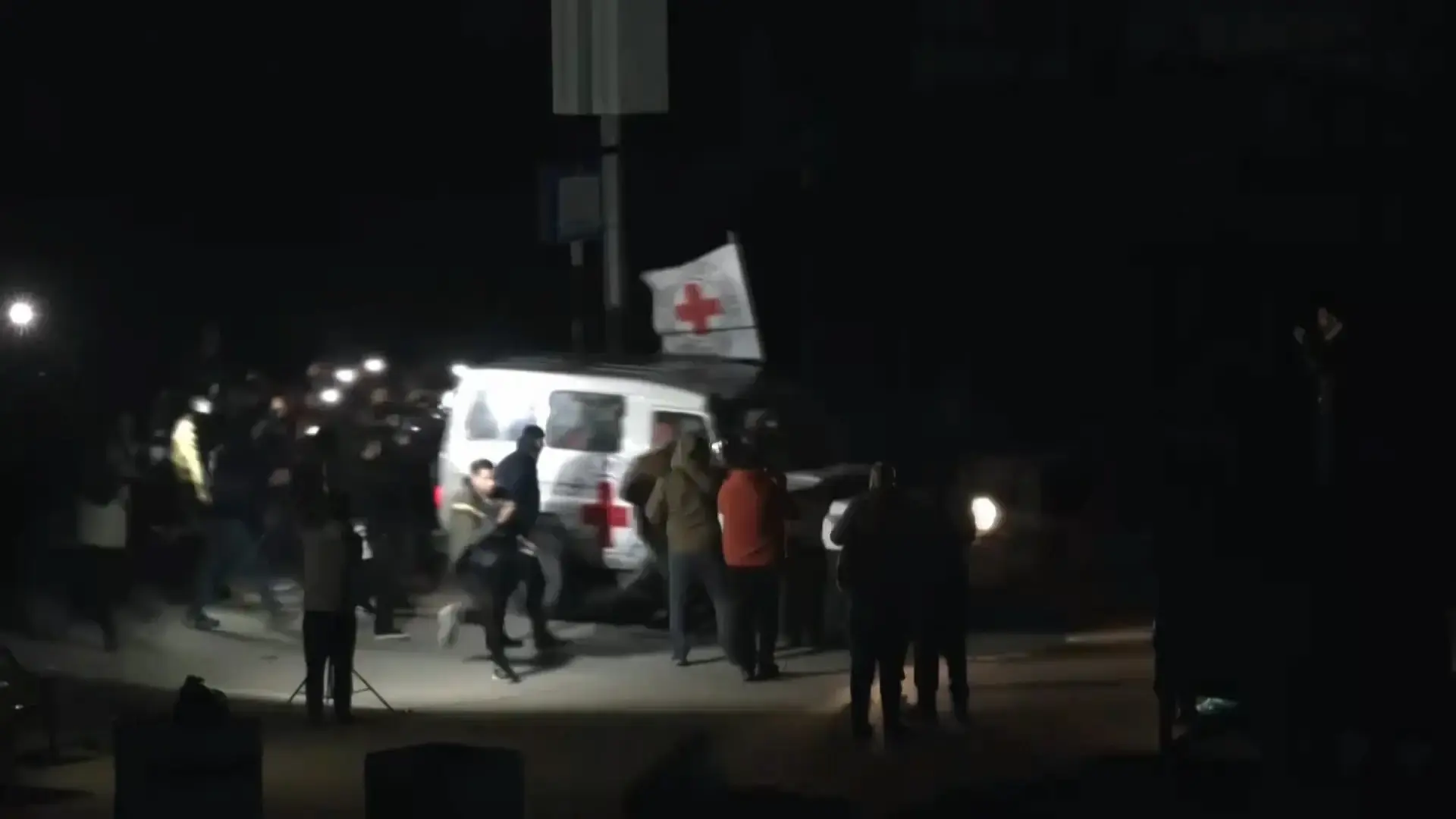 שחרור החטופים: כלי התקשורת התגעגעו כנראה ל"אח הגדול" והפכו את האירוע לריאליטי מצמרר