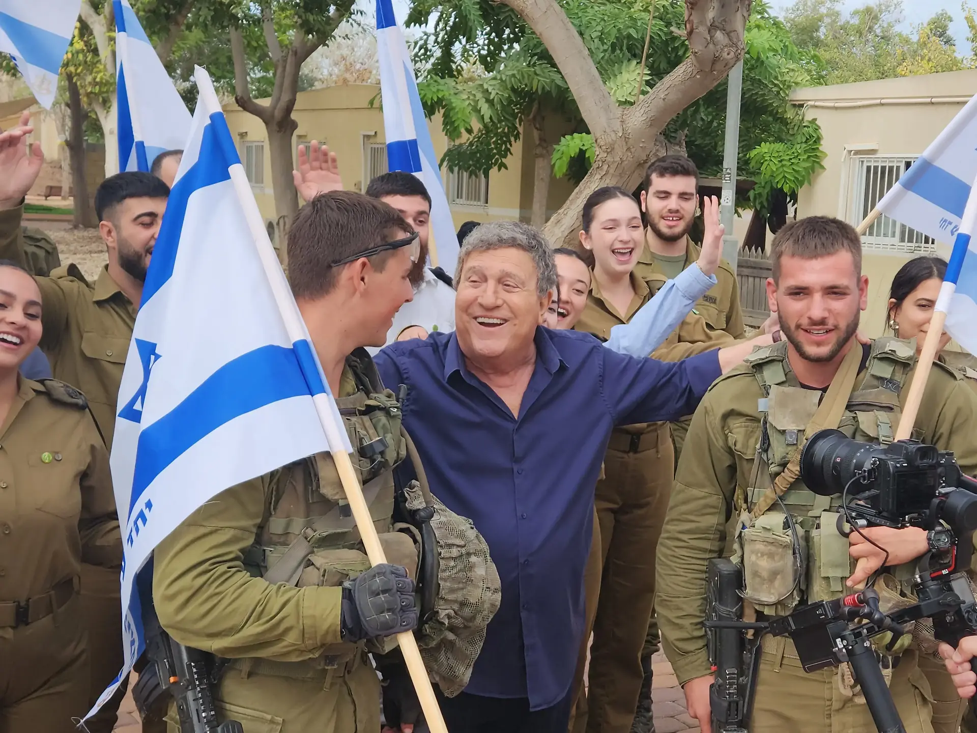 לא תנצחו אותם: יהורם גאון והלהקות הצבאיות מחדשים את הקלאסיקה של נעמי שמר