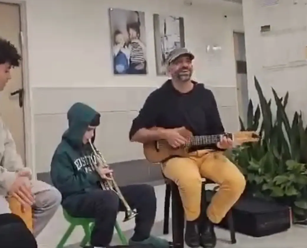 הכי מרגש שתראו: ארז קלדרון ששוחרר מהשבי ניגן עם עידן רייכל